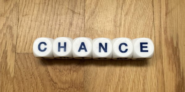 Sechs Würfel mit Buchstaben bilden das Wort Chance.