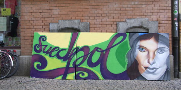 Ein Graffity mit dem Schriftzug Suedpol steht vor einer Hauswand.