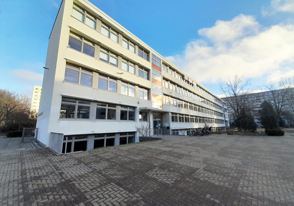Lene-Voigt-Schule ein vierstöckiges Schulgebäude mit einem weitläufigen Schulhof