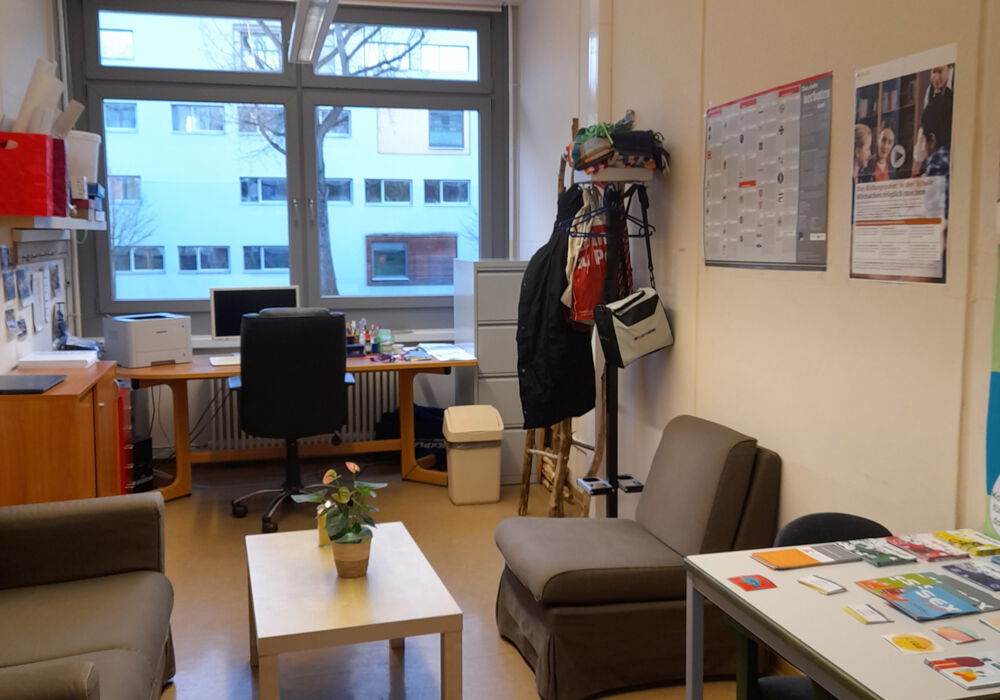 Schulsozialarbeit an der Lene-Voigt-Schule Blick auf einen Arbeitsplatz und eine Beratungsecke mit einem gemütlichen Sofa und Sessel